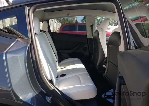 2022 Tesla Model Y Long Range Dual Motor All-Wheel Drive z USA, uszkodzony, nr VIN 7SAYGDEE0NF563331